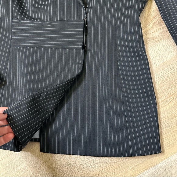 Tahari Black Pinstripe Blazer size 8 - Picture 5 of 8